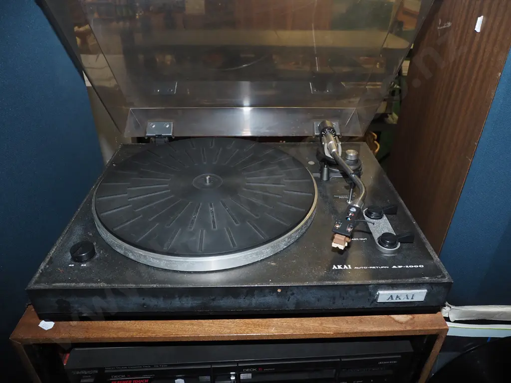 stereo; Akai AP/100C turntable, AA/1050 audio receiver, Technics twin cassete deck, Namco speakers, Image 1++