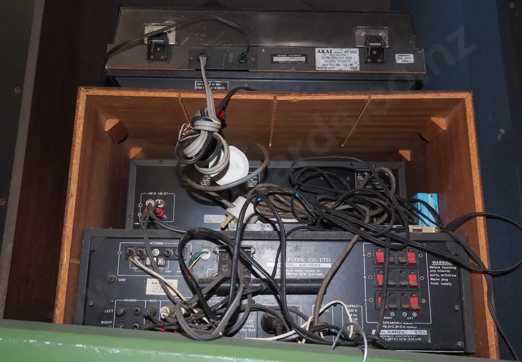 stereo; Akai AP/100C turntable, AA/1050 audio receiver, Technics twin cassete deck, Namco speakers, Image 1++