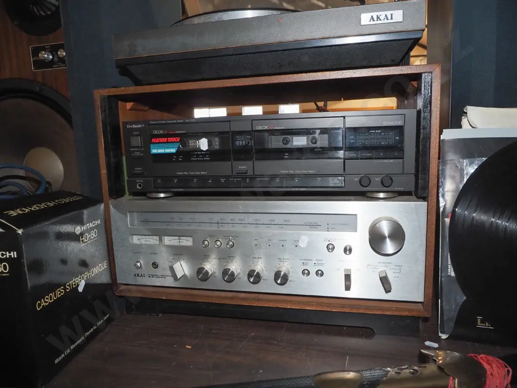 stereo; Akai AP/100C turntable, AA/1050 audio receiver, Technics twin cassete deck, Namco speakers, Image 1++