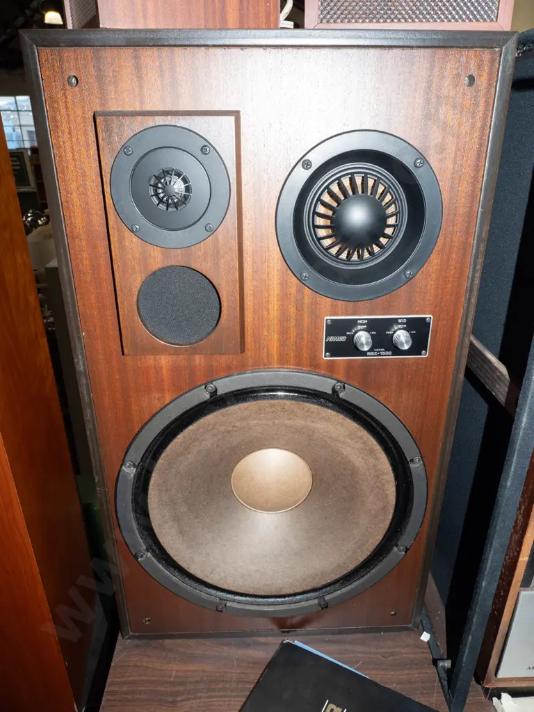 stereo - Akai AP/100C turntable, AA/1050 audio receiver, Technics twin cassete deck, Namco speakers, Image 1++