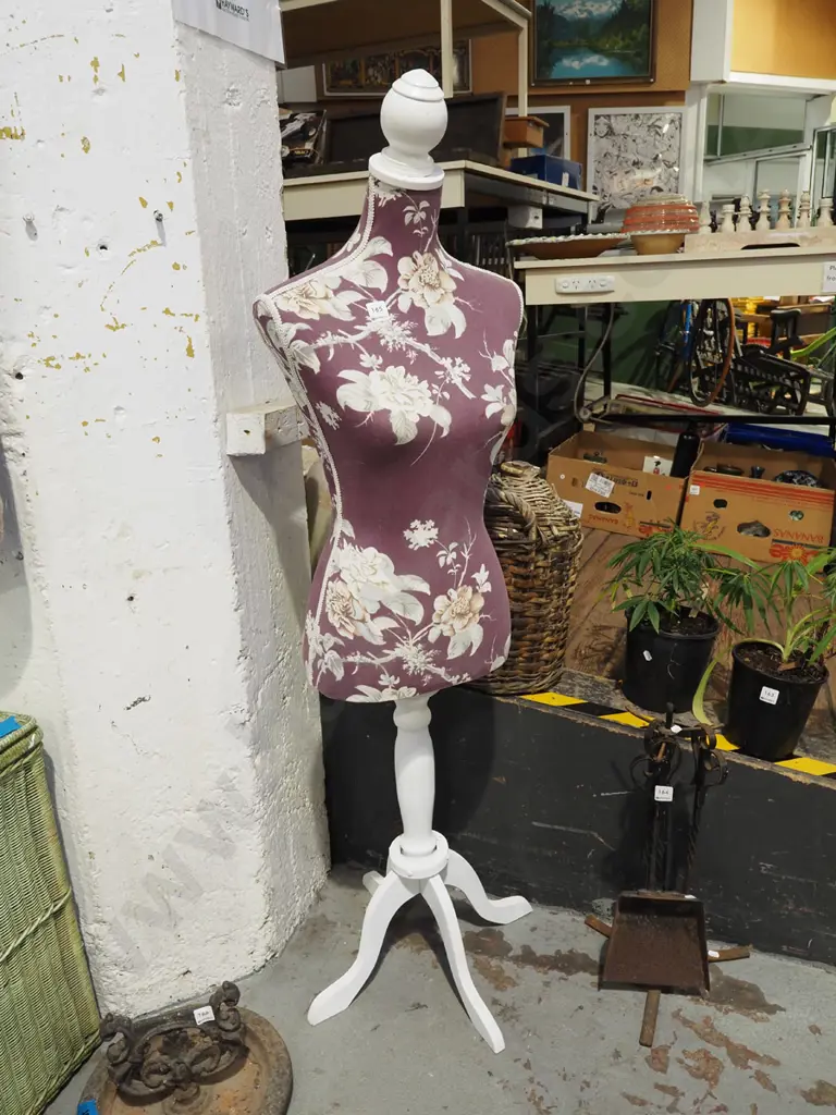 female floral upholstered mannequin on stand H1380 Image 1++
