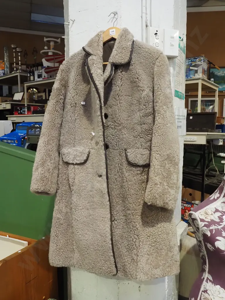 ladies sheepskin jacket - size unknown Image 1++