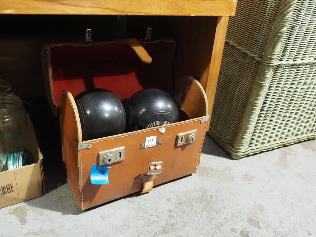4x lawn bowls in leather case Image 1++