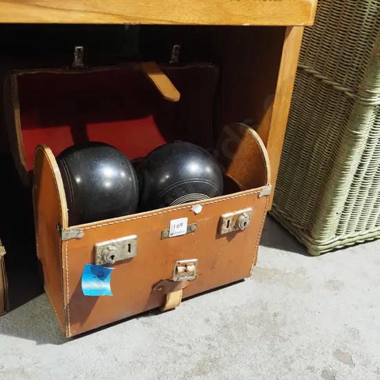 4x lawn bowls in leather case
