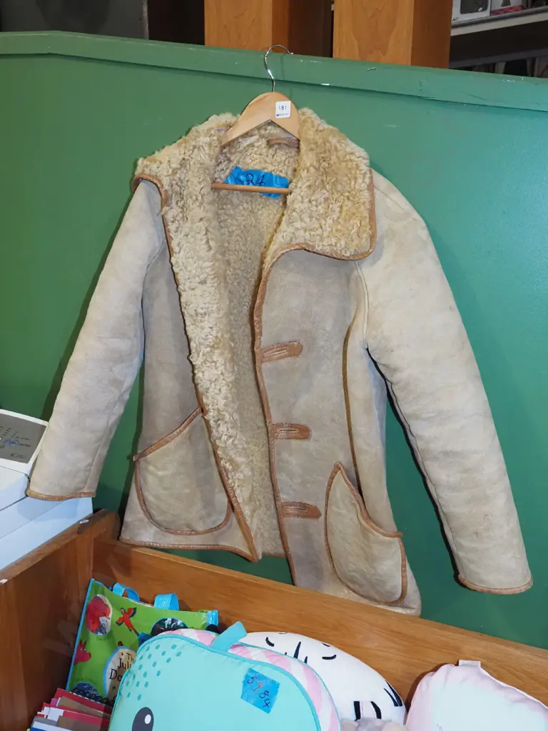 sheepskin jacket - size unknown Image 1++