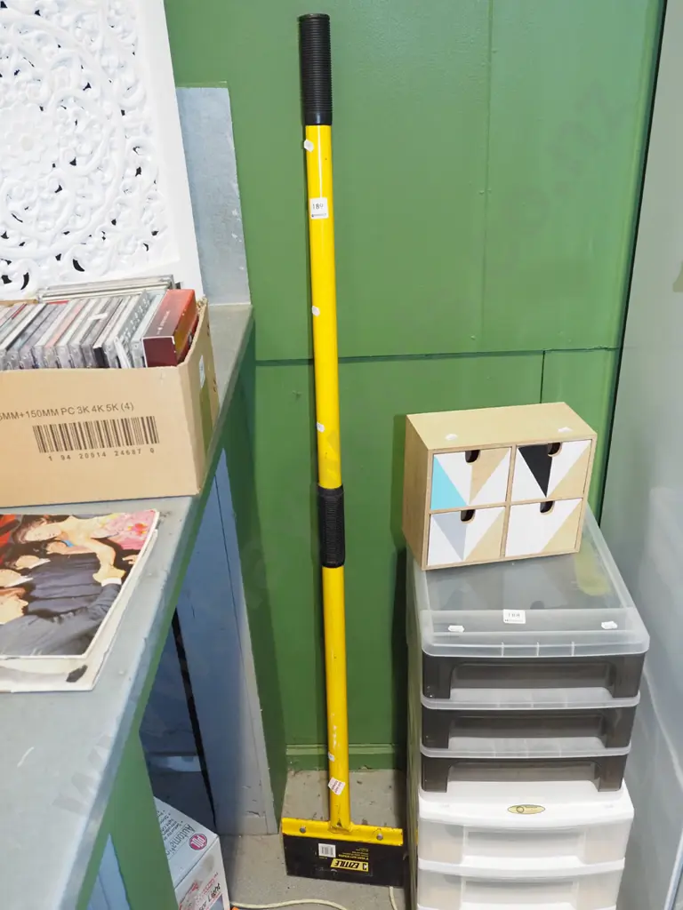 Ezitile 8" heavy duty scraper Image 1++