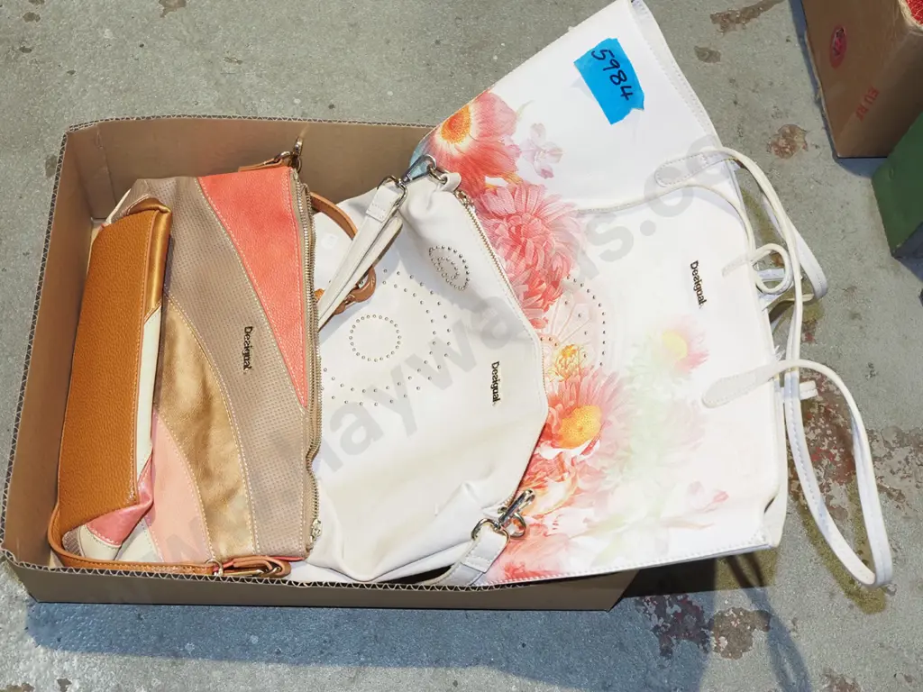 box; 3x hand bags Image 1++
