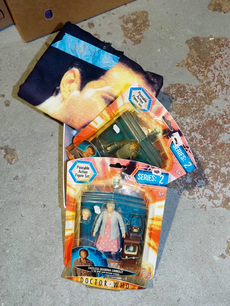 box; Dr Who figurines, Freddy Mercury print/blanket Image 1++