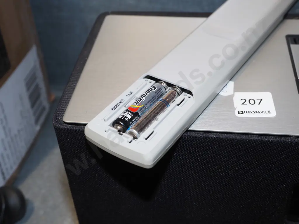 Loewe sound box, radio tuner, CD player, i-pod docking station- no battery cover to remote Image 1++