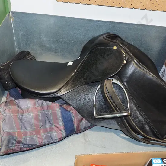 leather horse saddle with carry bag