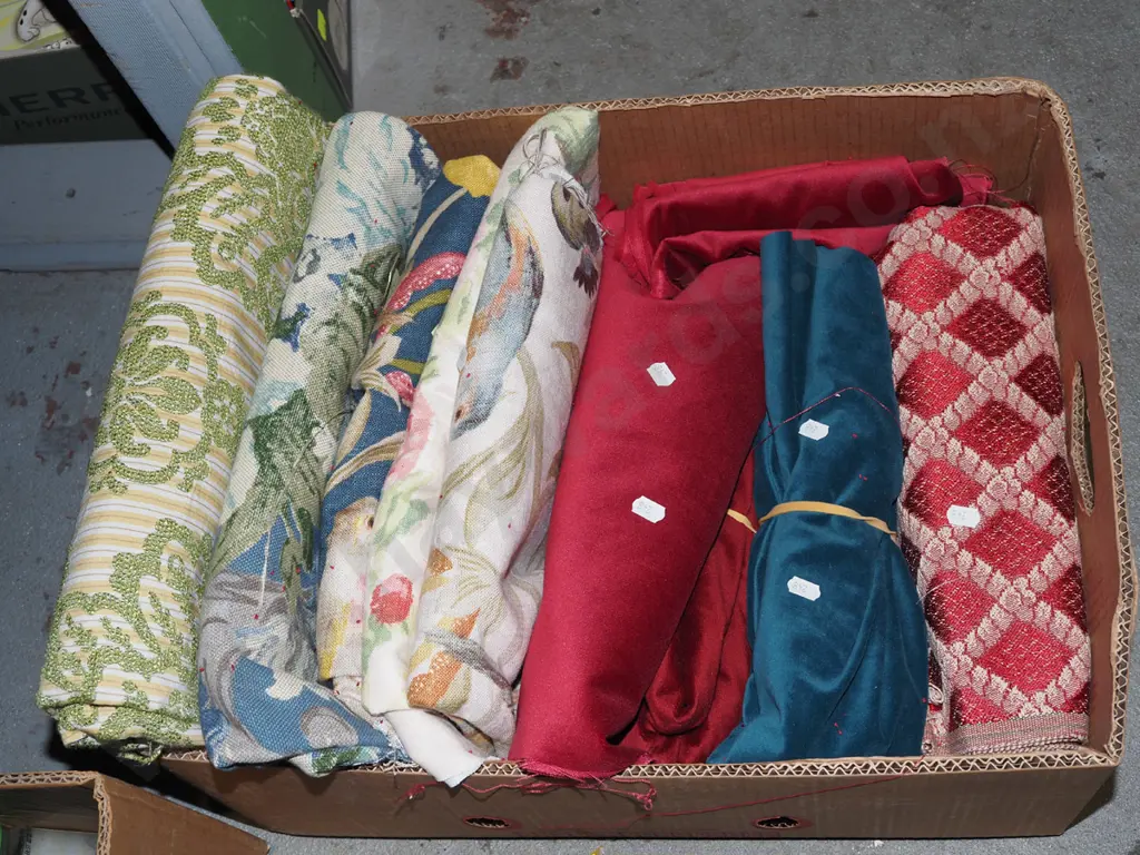 box; fabric pieces Image 1++