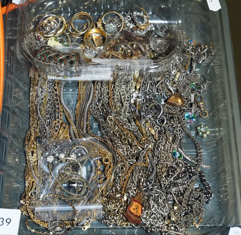 2x trays of costume jewellery Image 1++