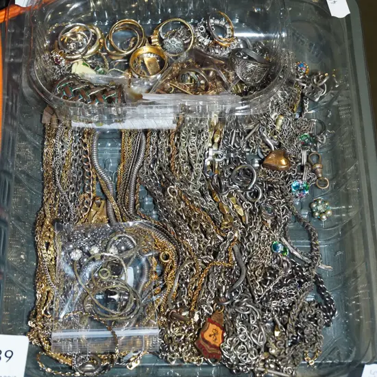 2x trays of costume jewellery