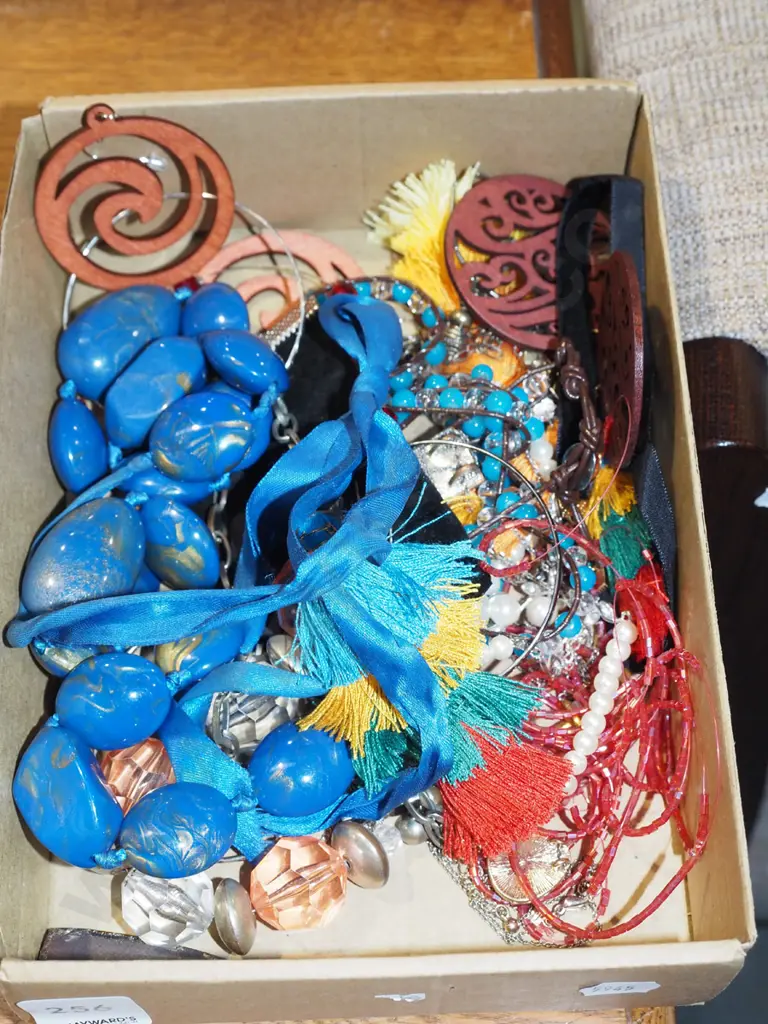 tray of costume jewellery Image 1++