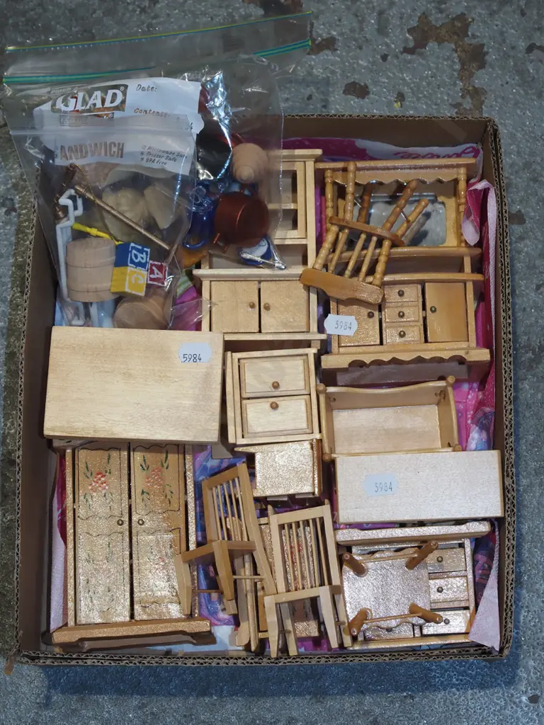 tray of wooden dollshouse furniture etc Image 1++