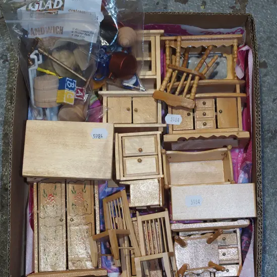 tray of wooden dollshouse furniture etc