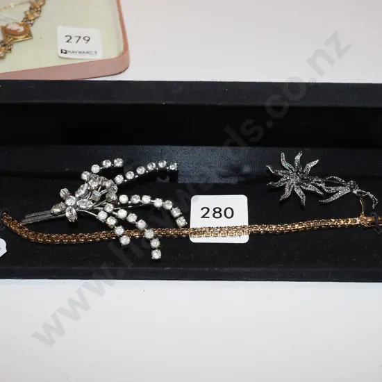 tray; 2 brooches & bracelet