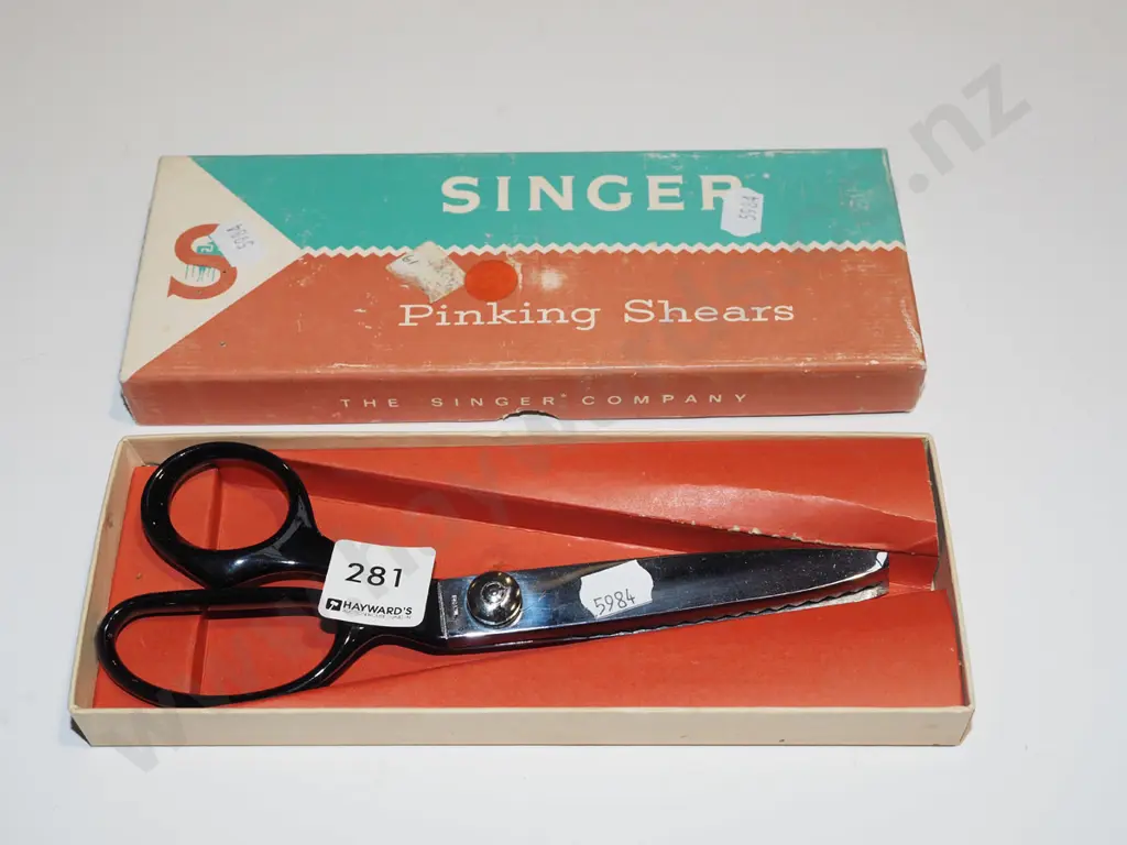 Singer pinking shears in original box Image 1++
