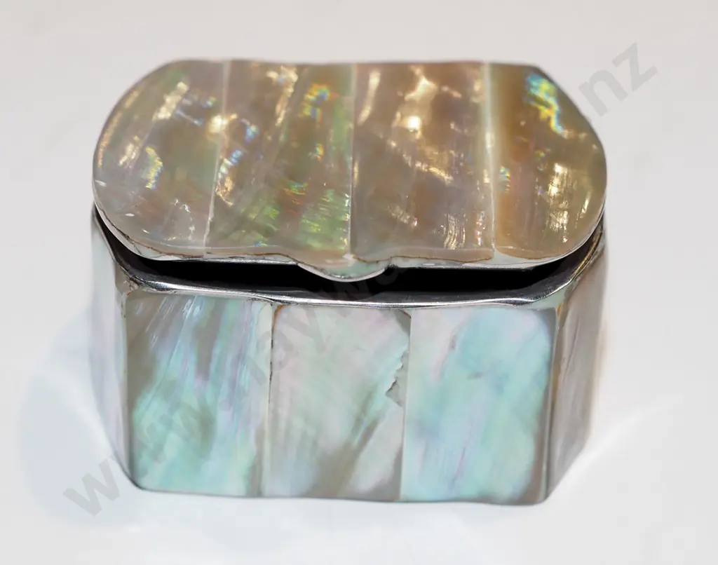 very small mother of pearl trinket box Image 1++