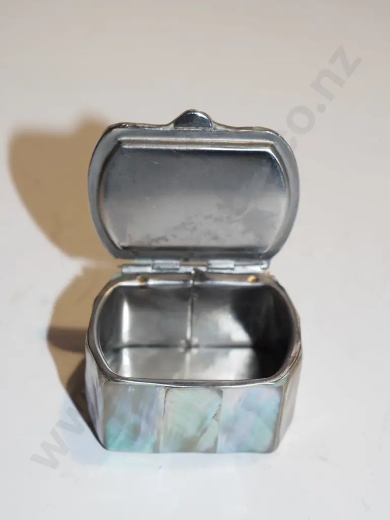 very small mother of pearl trinket box Image 1++