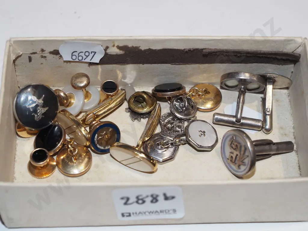 box of cufflinks - 2 pairs are sterling silver Image 1++