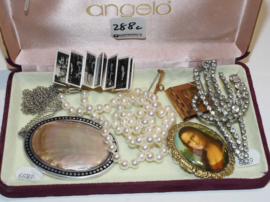tray of costume jewellery Image 1++