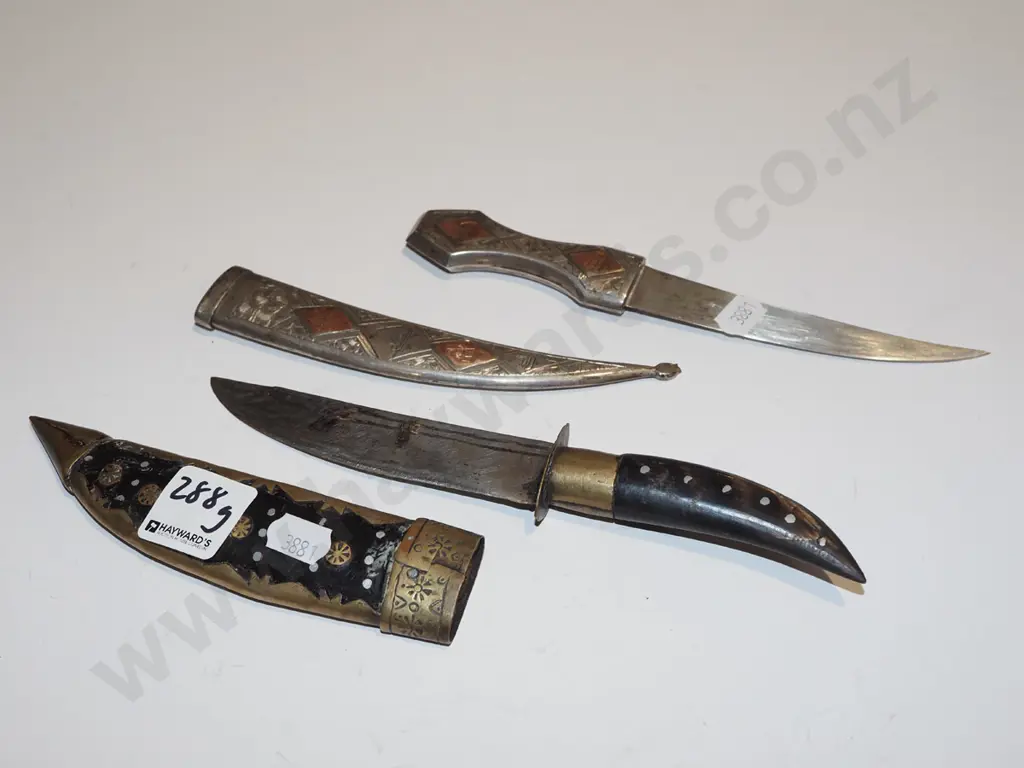 2x decorative knives and sheaths Image 1++