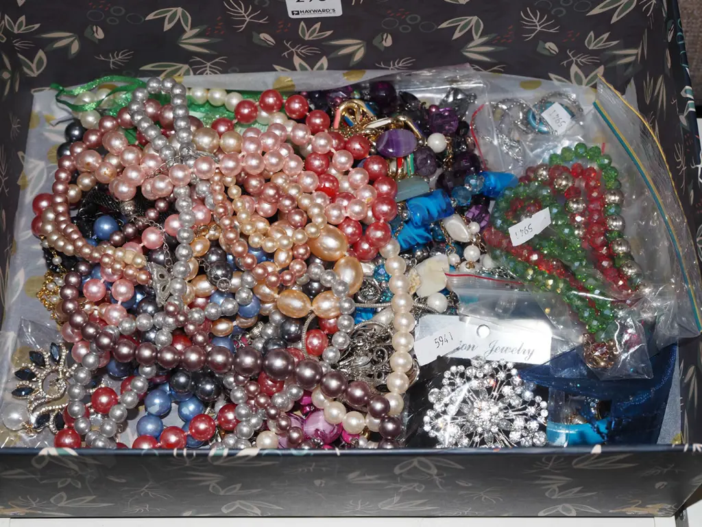 box of costume jewellery Image 1++