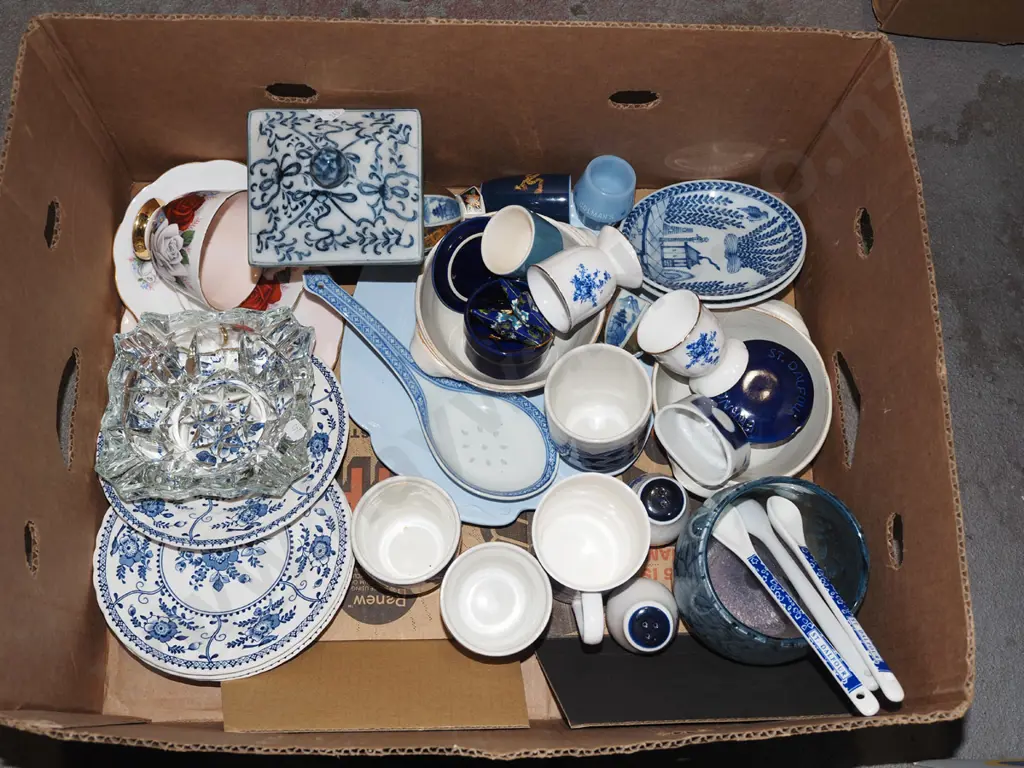 box; glass ashtray, trios, cups etc Image 1++