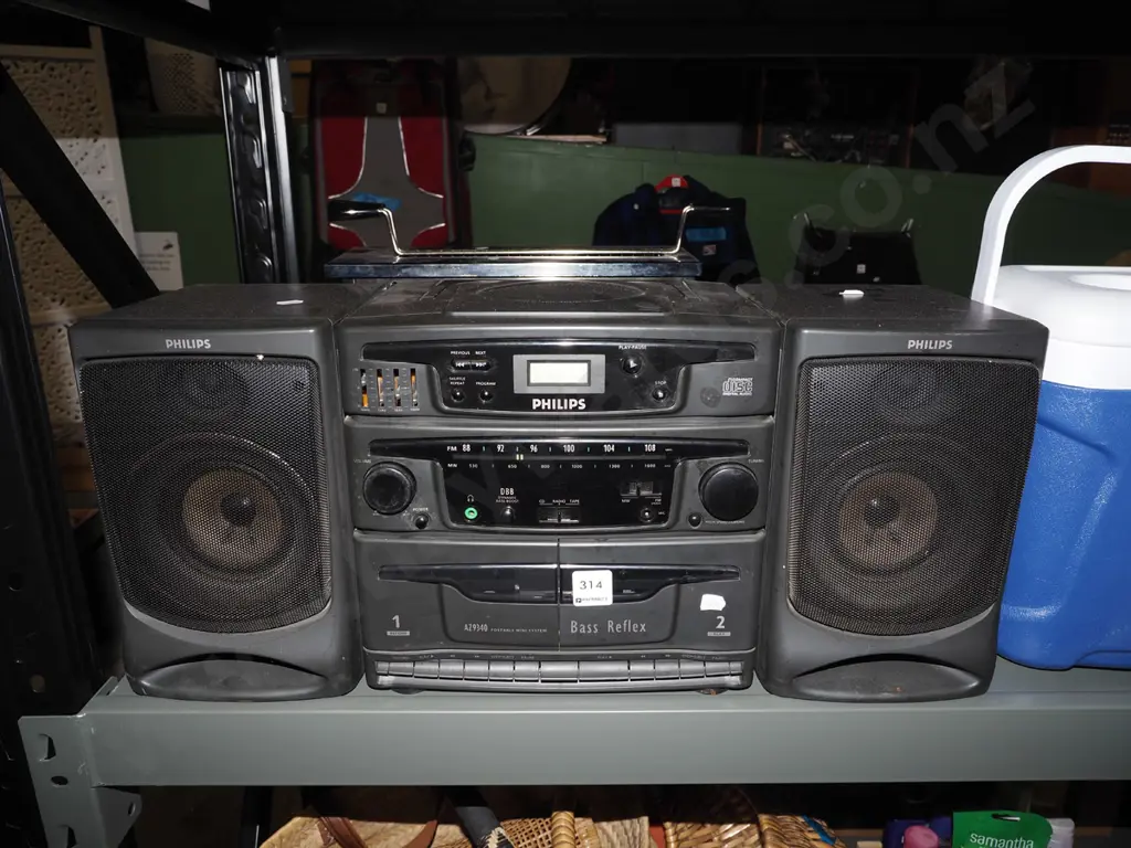 Phillips portable CD radio/cassette player Image 1++