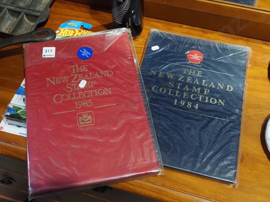 2x NZ stamp collections 1984/85 Image 1++