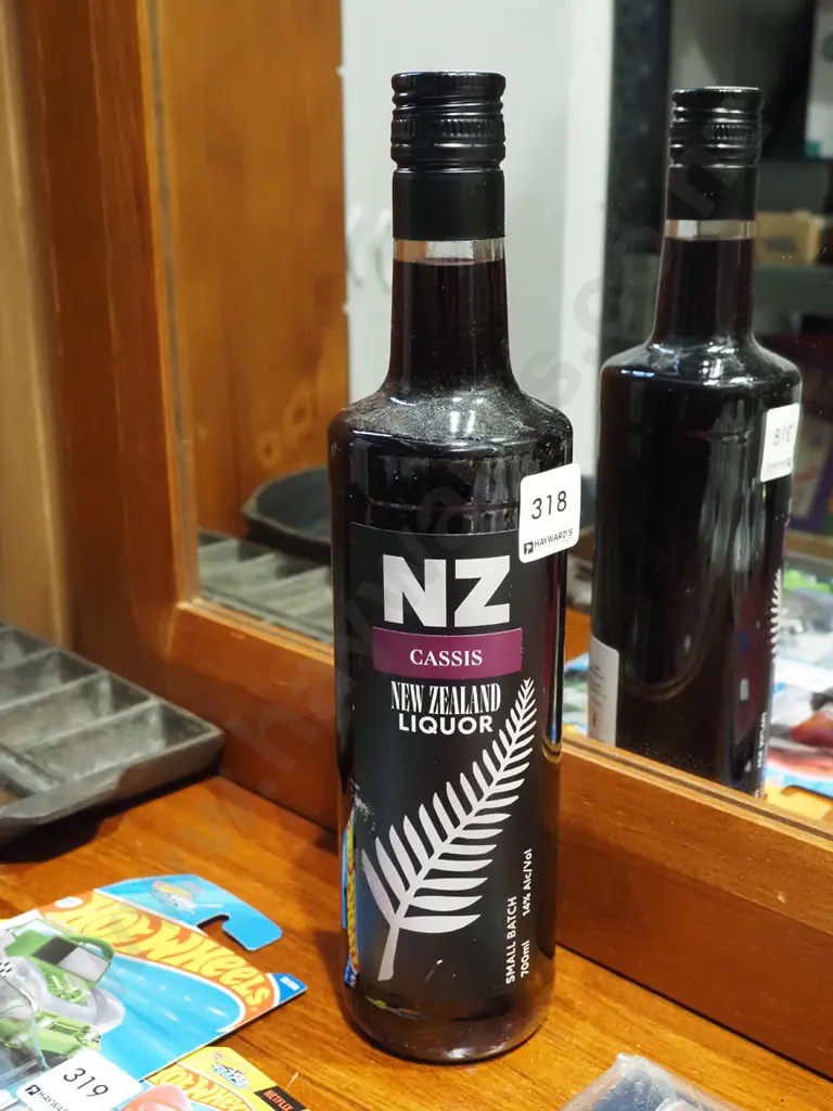700ml bottle of NZ Cassis liqueur Image 1++