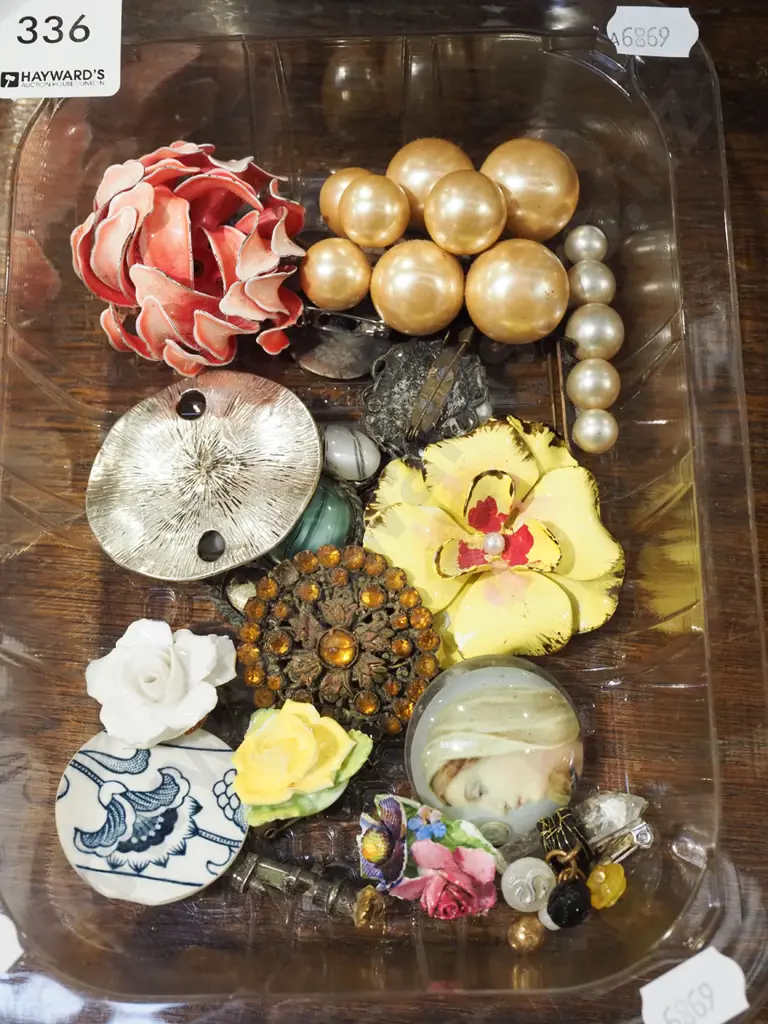 tray of costume jewellery Image 1++