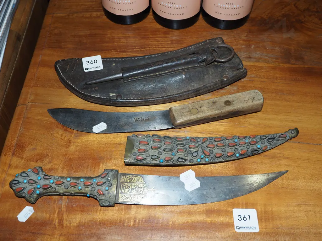 3x knives and sheths Image 1++
