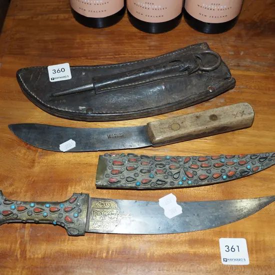 3x knives and sheths