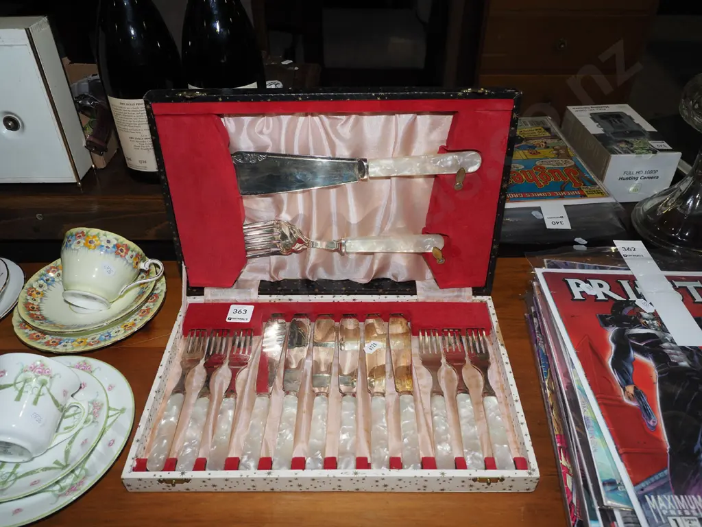 box of mother pear fish set Image 1++
