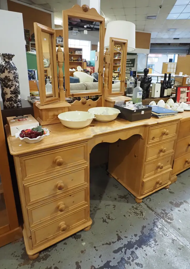 reproduction cedar 10 drawer mirror back dresser with 3x adjustable mirrors - some marks to surface  Image 1++