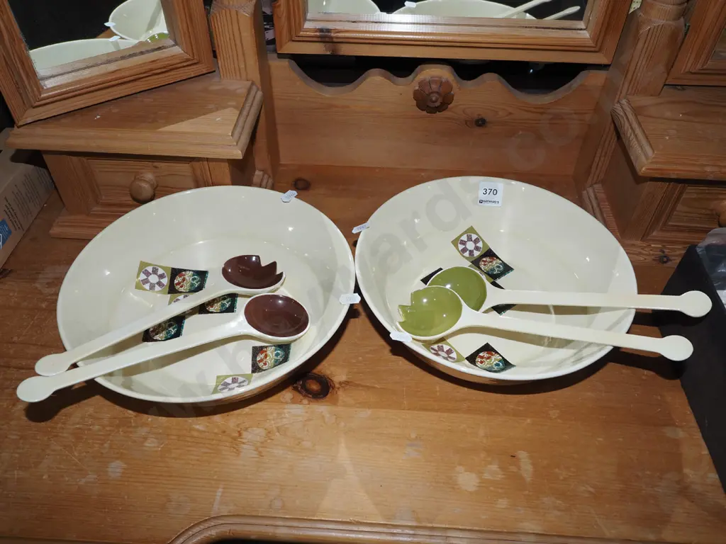 2x Carlton salad bowls and servers Image 1++