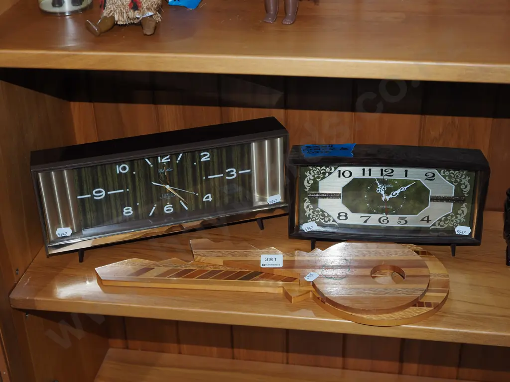 2x wooden 21st keys, 2x retro plastic mantle clocks - 1 has crack to base Image 1++