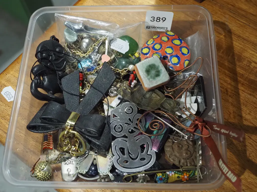 tray of costume jewellery Image 1++