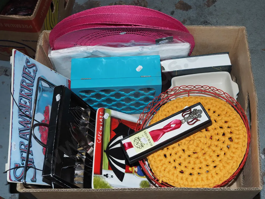 box; cutlery, placemats, bookmarks etc Image 1++