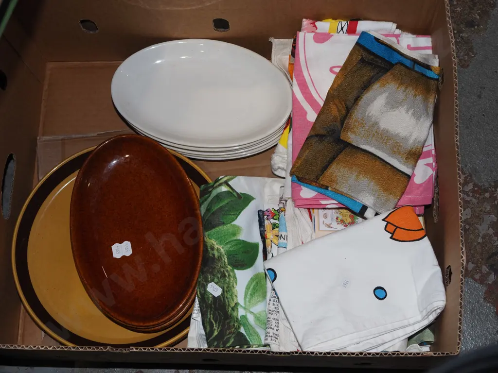 box; linen tea towels, Crown Lynn plates Image 1++