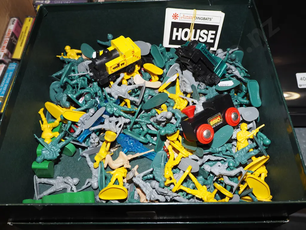 box of plastic soldiers etc Image 1++
