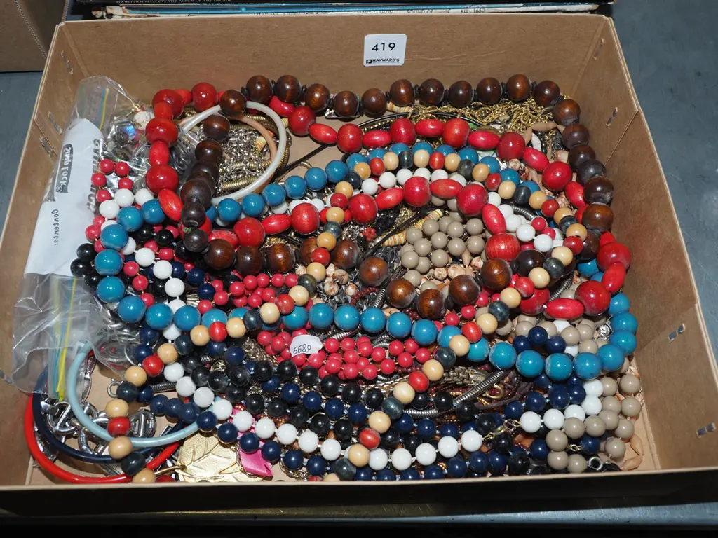 box of costume jewellery Image 1++