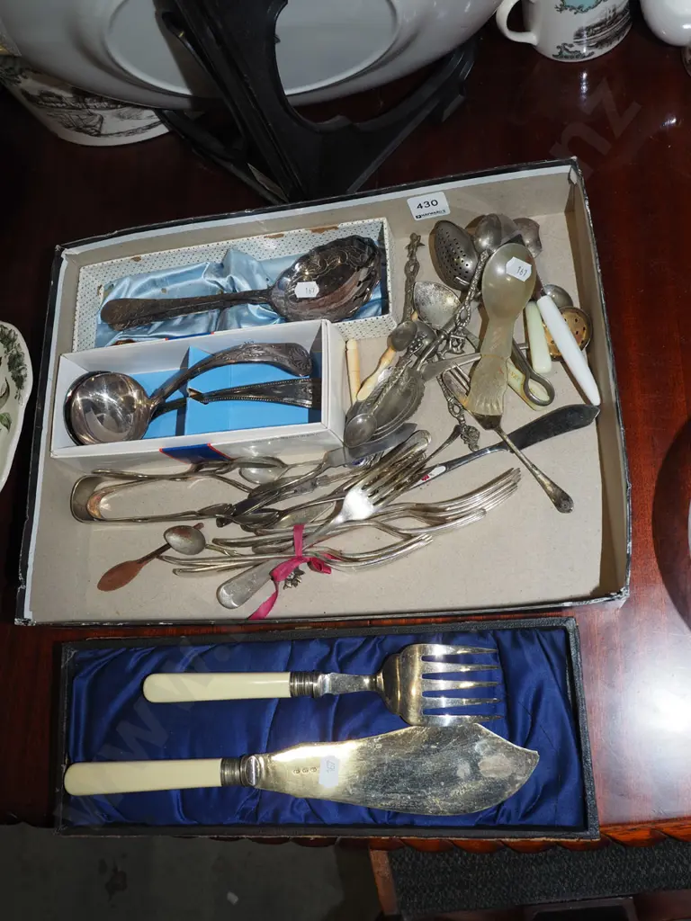 cased bone handled plated fish servers, box of cutlery Image 1++