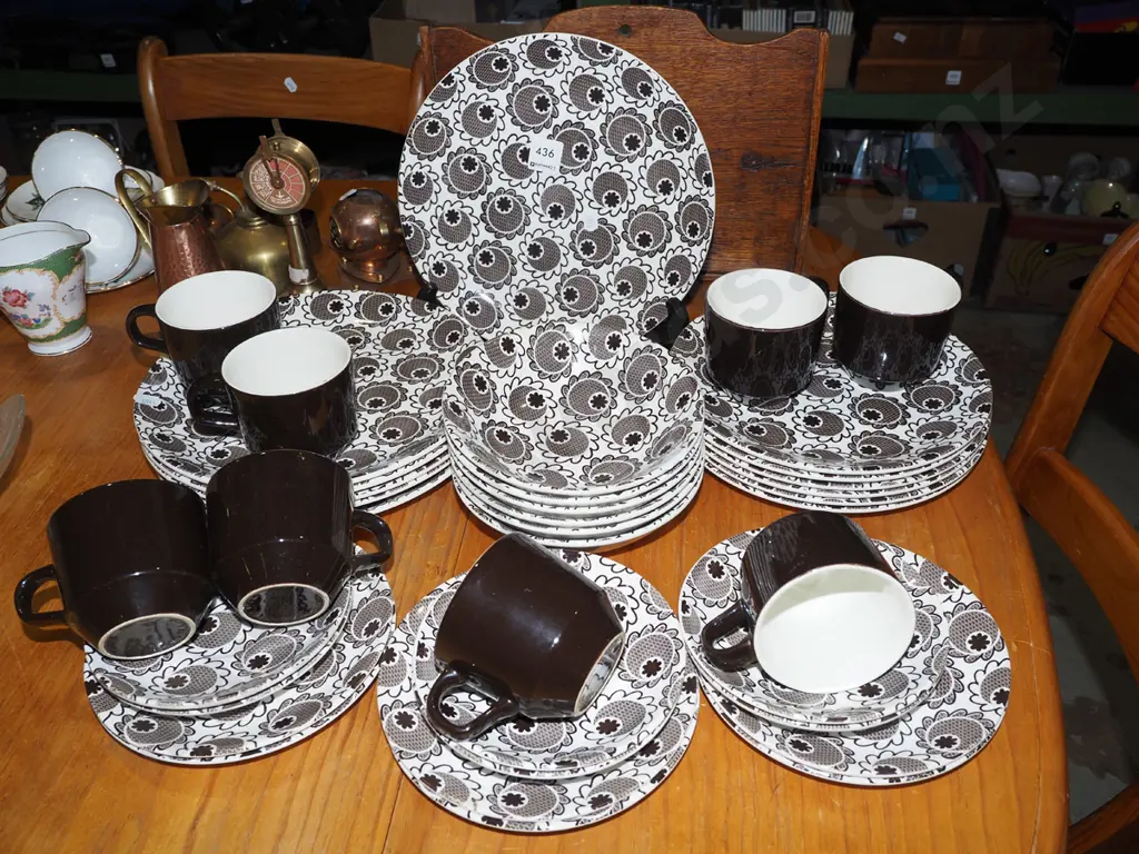 assorted Crown Lynn ironstone geometric patter items; cupo, plates etc Image 1++