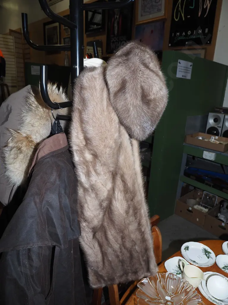 ladies fur stole with matching hat Image 1++