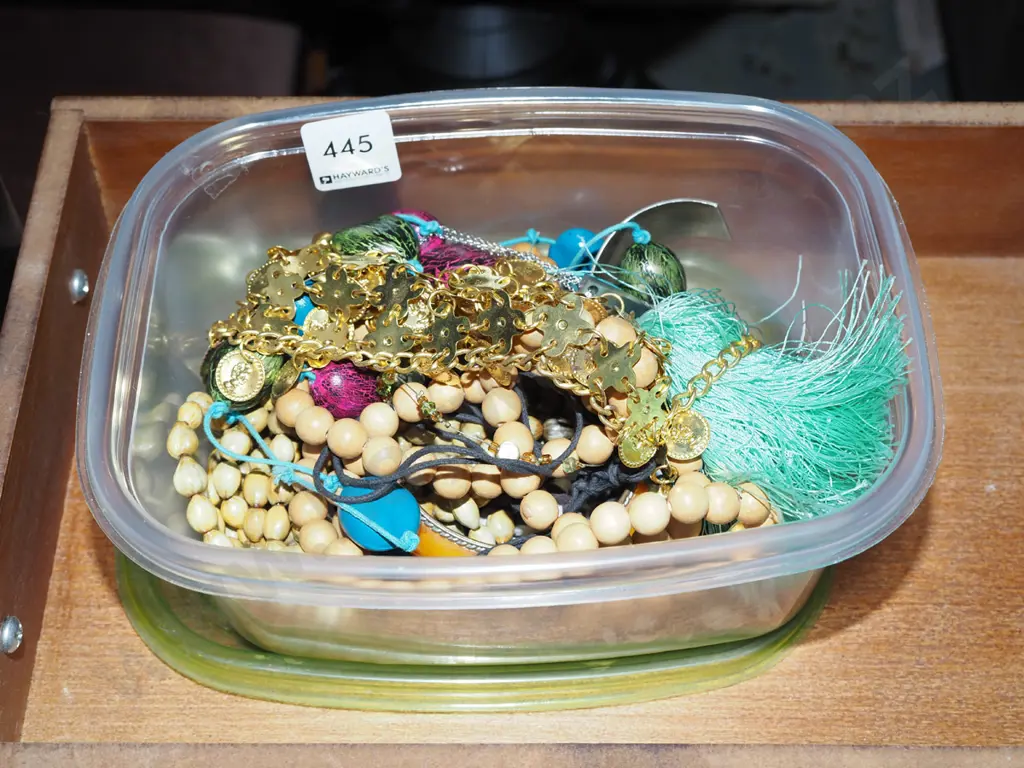 plastic tub and costume jewellery Image 1++