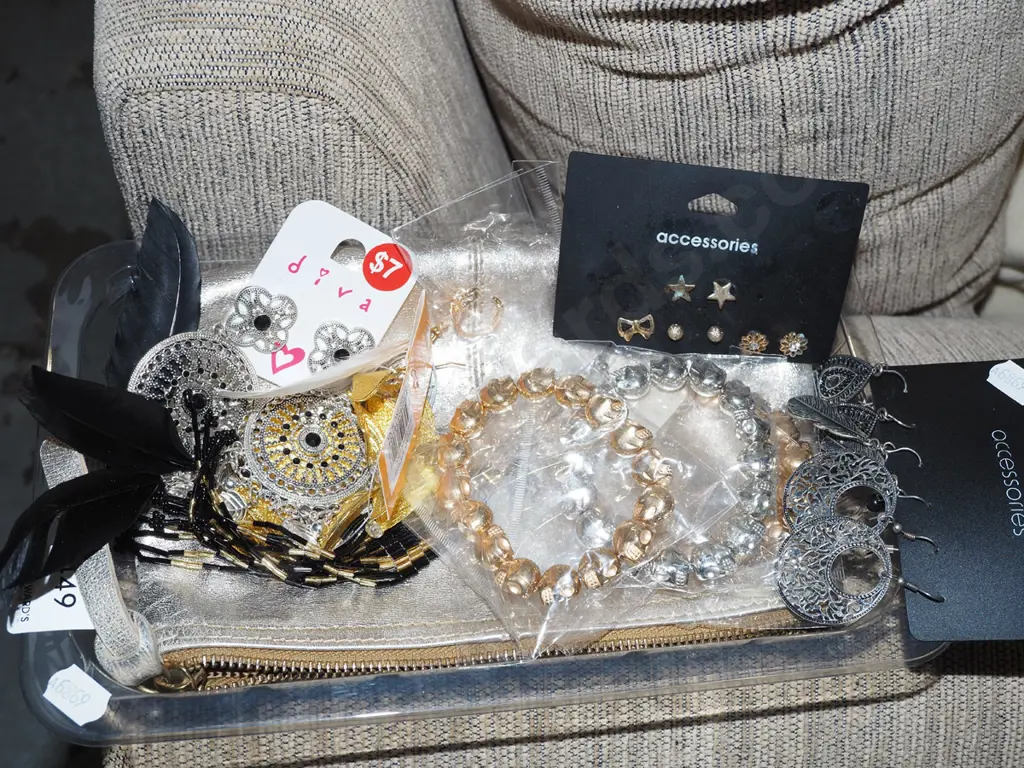 tray of small purse, costume jewellery Image 1++
