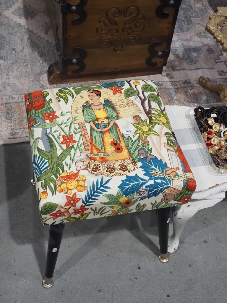 freida Kahlo upholstered stool Image 1++